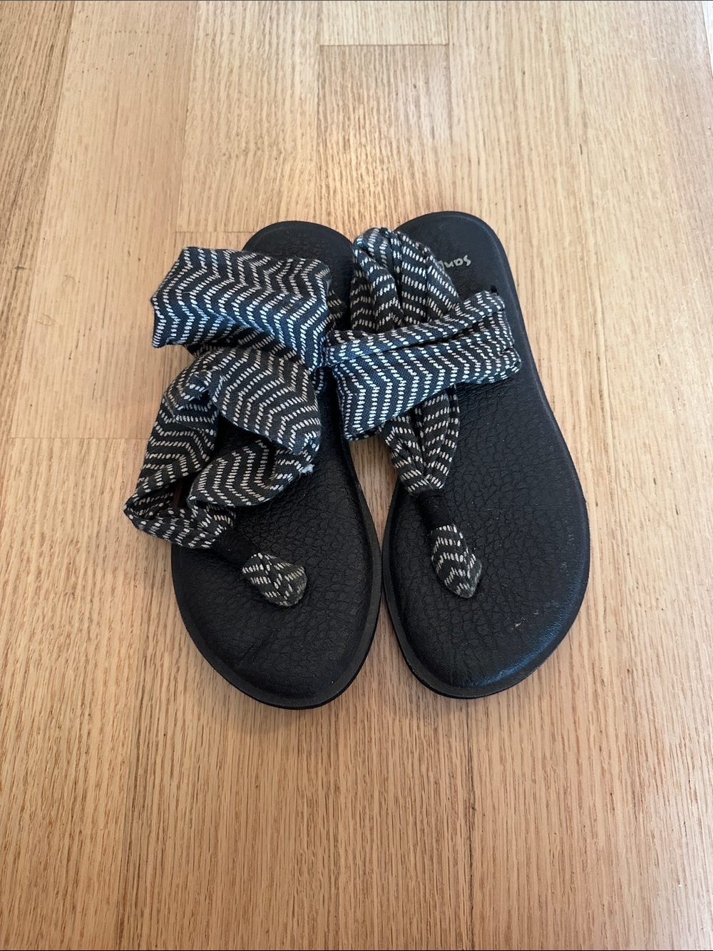 Sanuk Yoga Sling Sandals Womens Size 5 Black White Summer Yoga Mat Shoes Flats